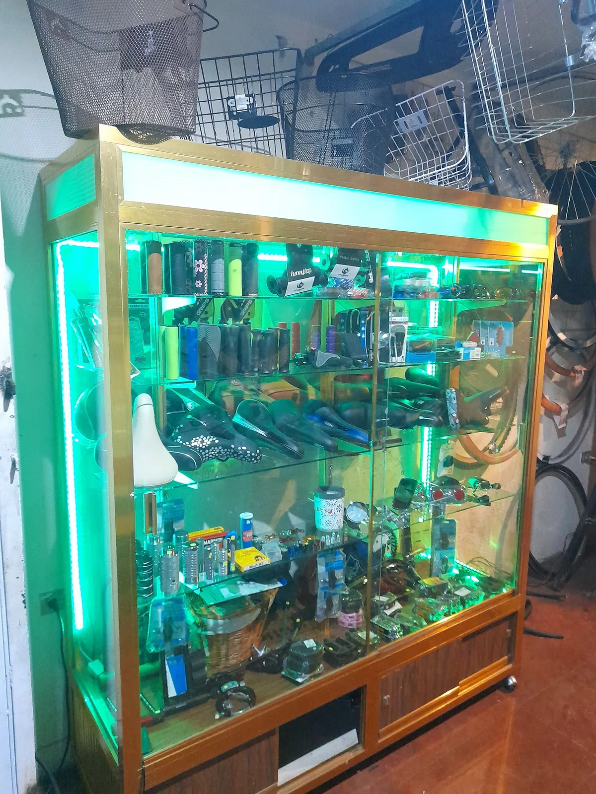 Accesorios y repuestos en exhibición